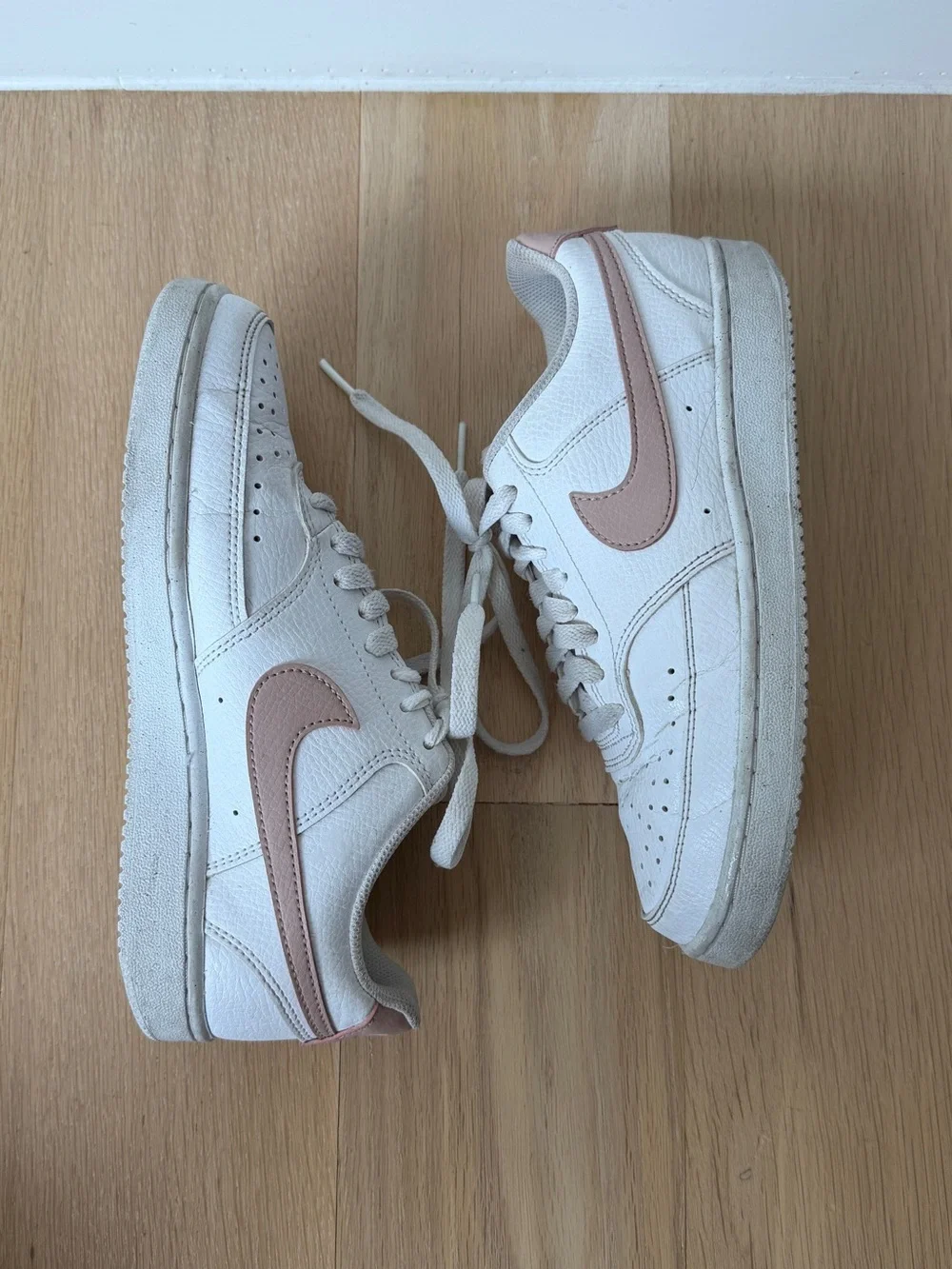 Nike Low-Top Sneakers White with Blush Swoosh